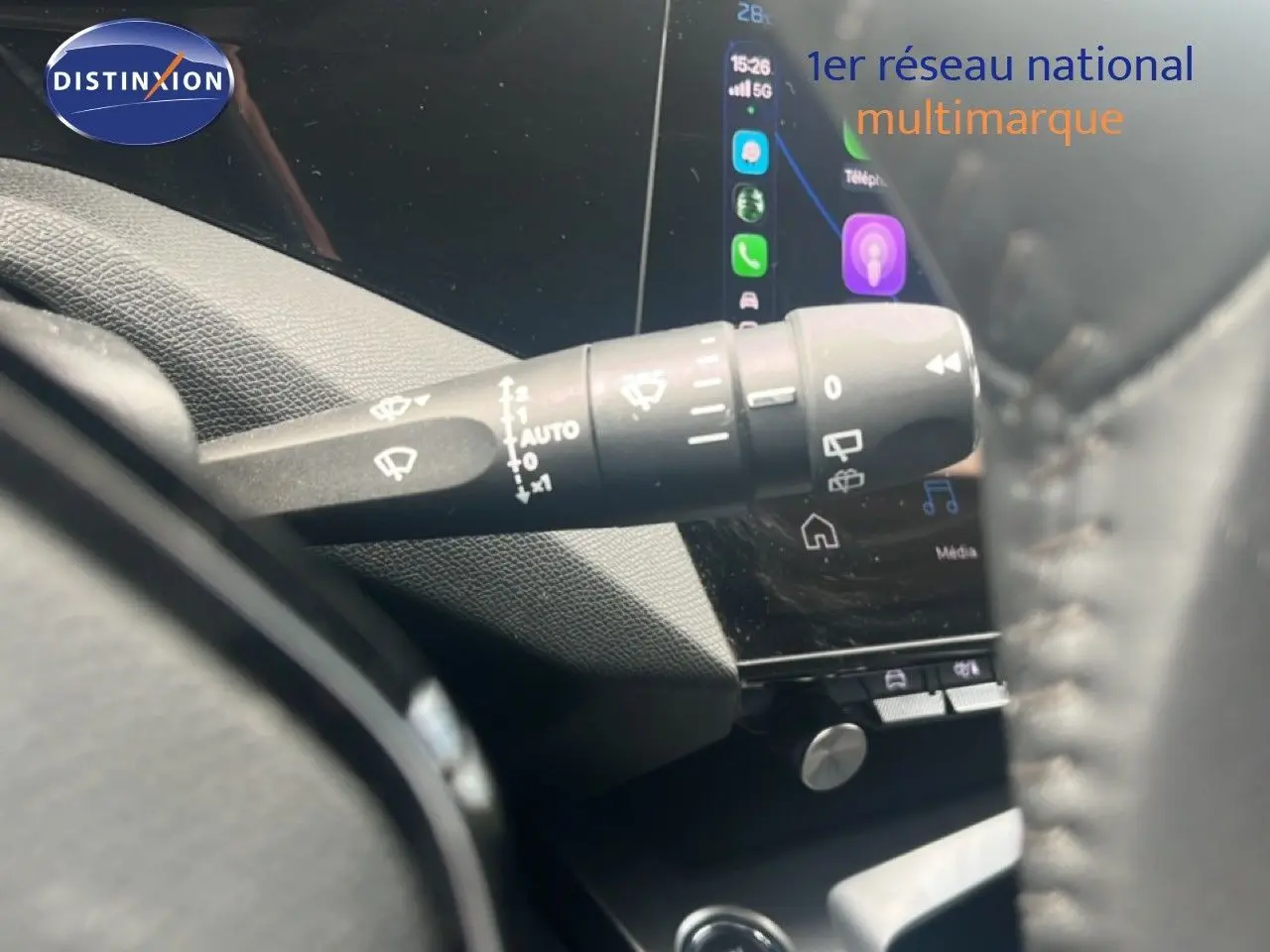 Gros plan sur la commande d'essuie-glace à gauche du volant dans l'habitacle d'une Peugeot 308 2024.