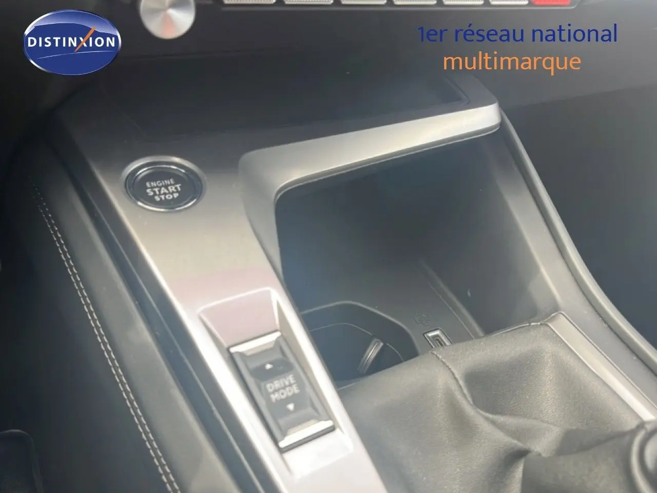 Vue intérieure centrée sur la console centrale de la Peugeot 308 1.2 PureTech 130ch Allure, avec bouton start/stop et levier de vitesse.