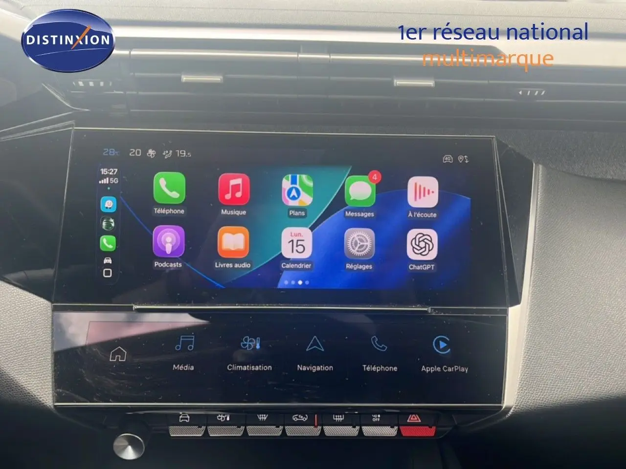 Écran tactile central de la Peugeot 308 2024 affichant Apple CarPlay avec interface colorée et commandes tactiles.