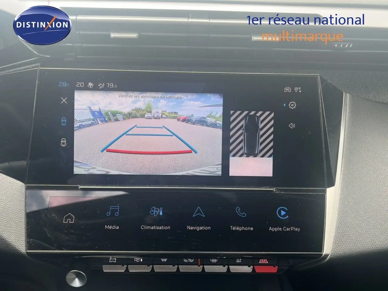 Écran tactile intérieur montrant la caméra de recul et l'interface multimédia d'une Peugeot 308 2024.