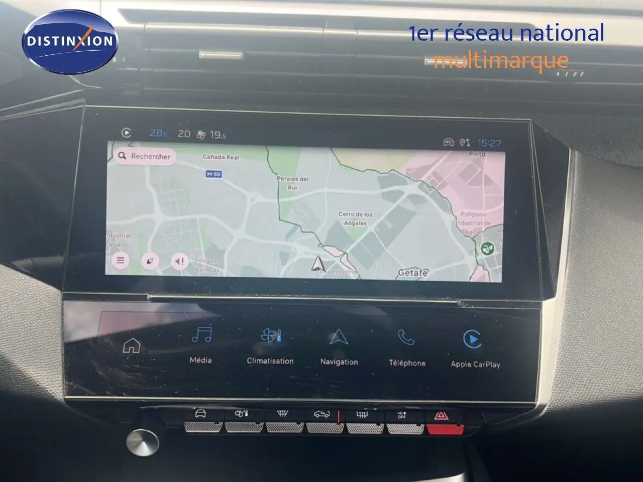 Vue rapprochée de l’écran tactile central du tableau de bord de la Peugeot 308 2024 avec navigation affichée.