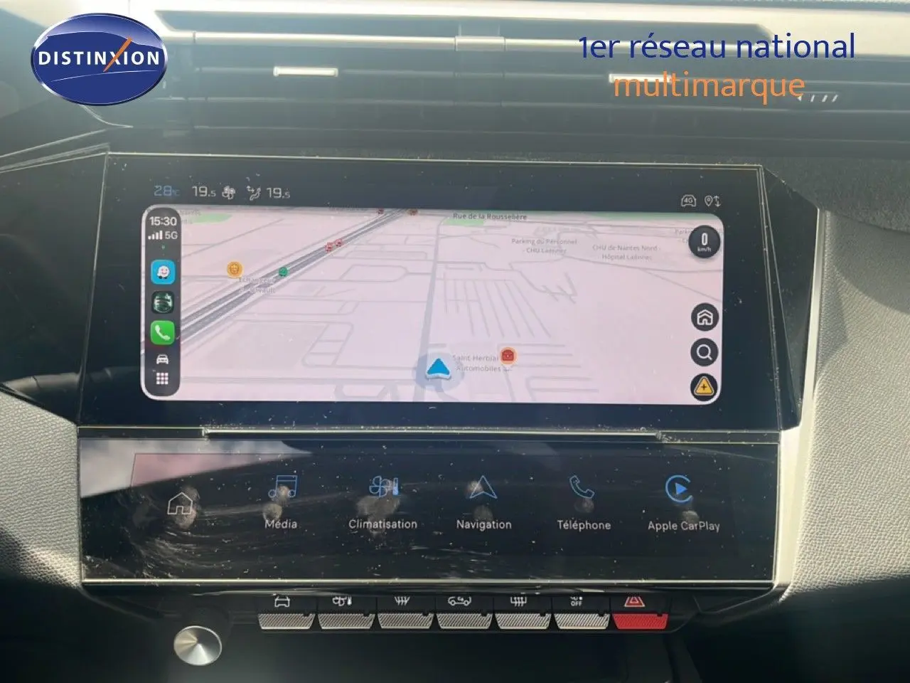 Vue rapprochée de l’écran tactile central avec navigation active dans l’habitacle d’une Peugeot 308 vert olivine 2024.