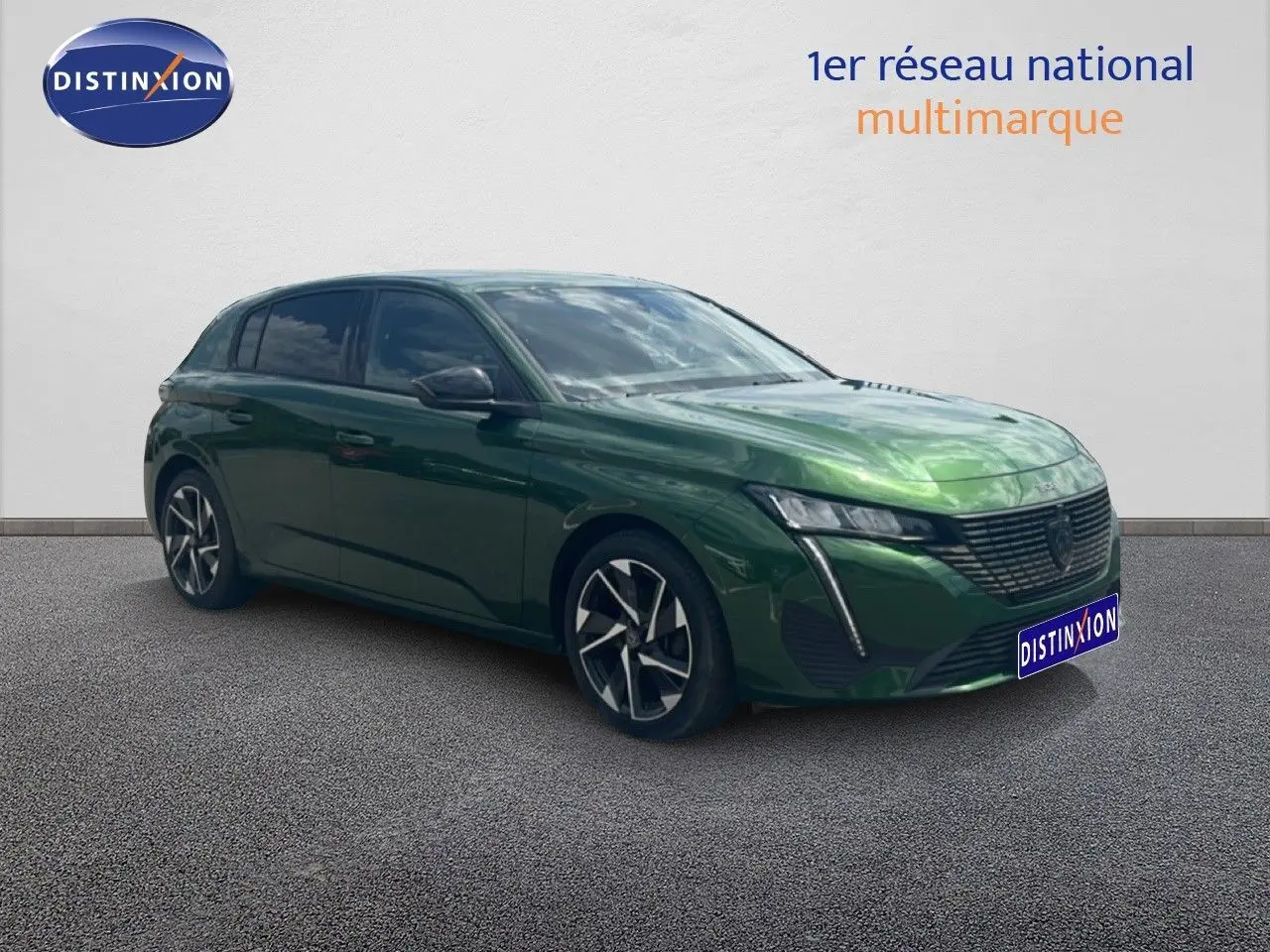 Peugeot 308 2024 vert olivine métal en 3/4 avant droit, avec calandre noire et jantes alliage bicolores.