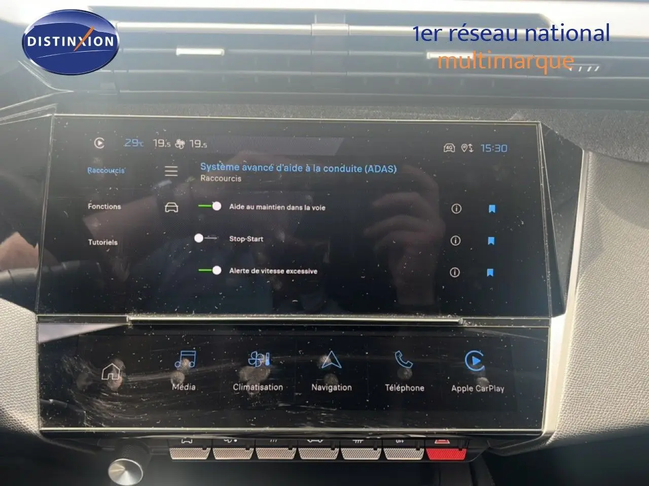 Vue intérieure centrée sur l’écran tactile du système d’aide à la conduite d’une Peugeot 308 2024.
