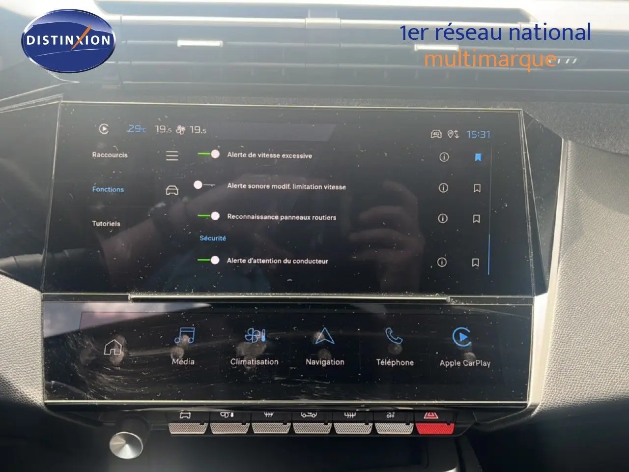 Vue rapprochée de l’écran tactile central du Peugeot 308 2024, affichant les réglages d’alerte et de navigation.