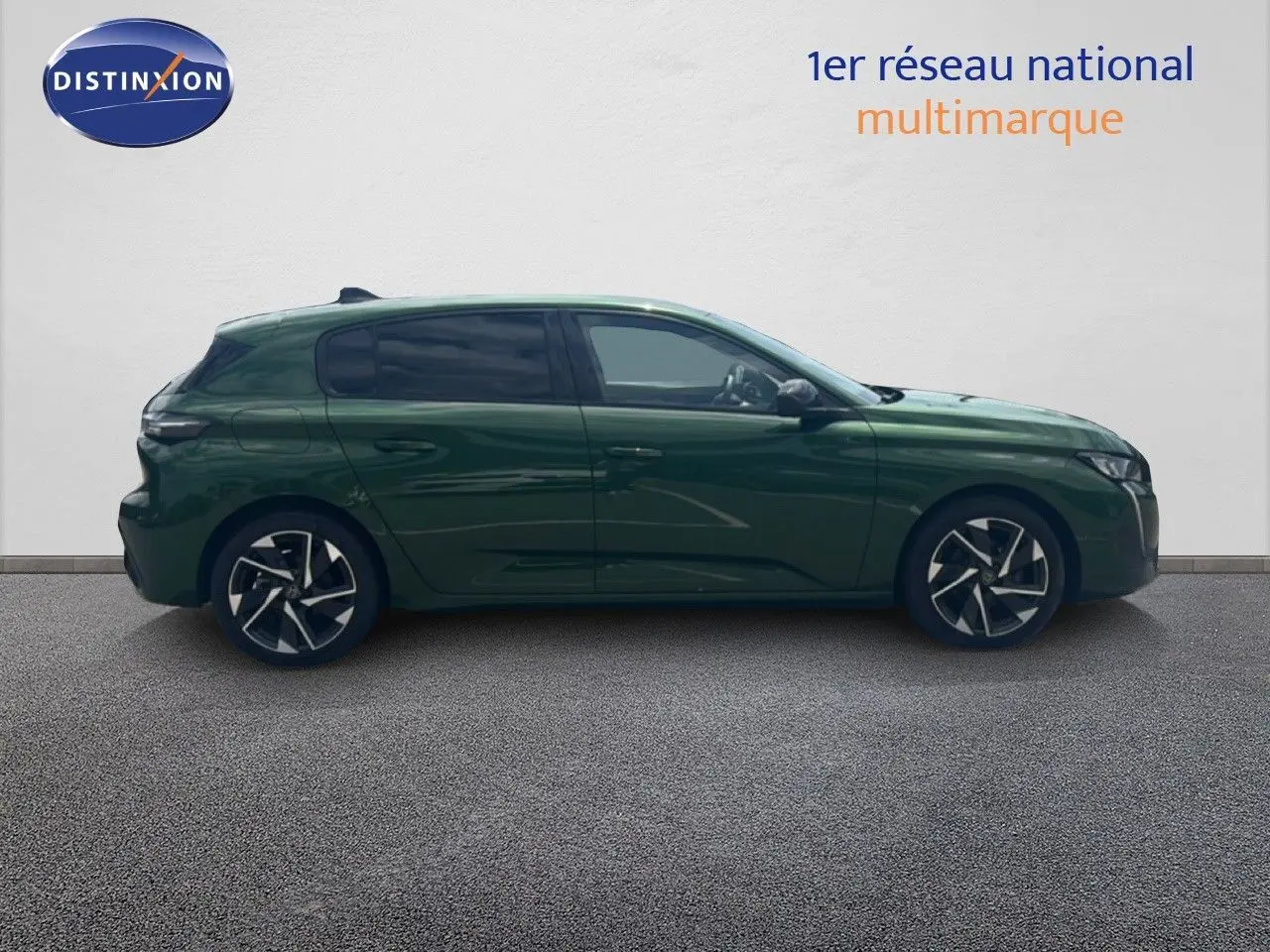 Profil droit d'une Peugeot 308 2024 vert olivine métallisé avec jantes alliage bicolores et vitres teintées.