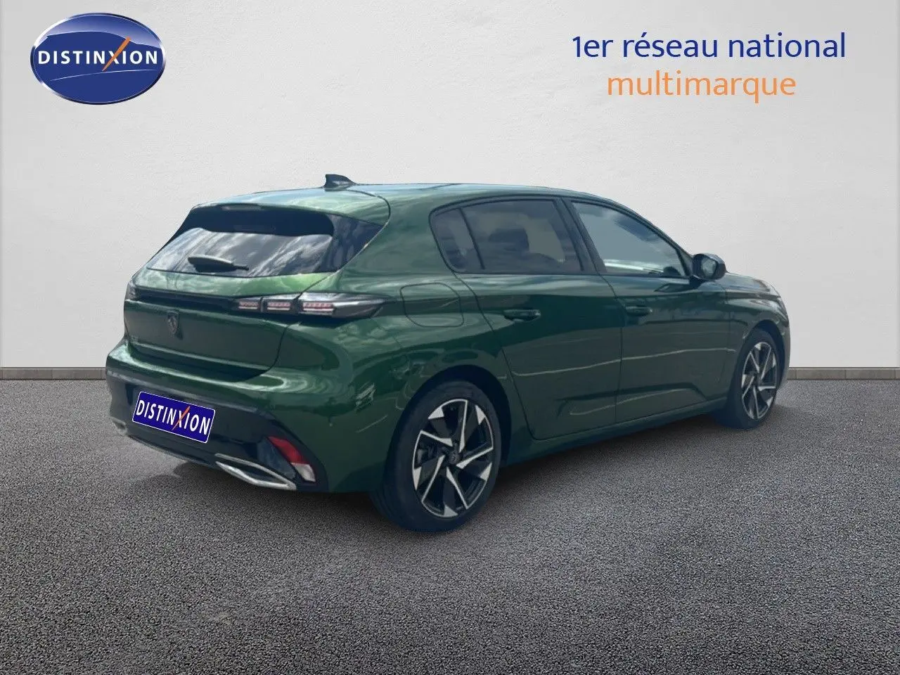 Vue 3/4 arrière droite d'une Peugeot 308 2024 vert olivine métallisé avec jantes alliage bi-ton.
