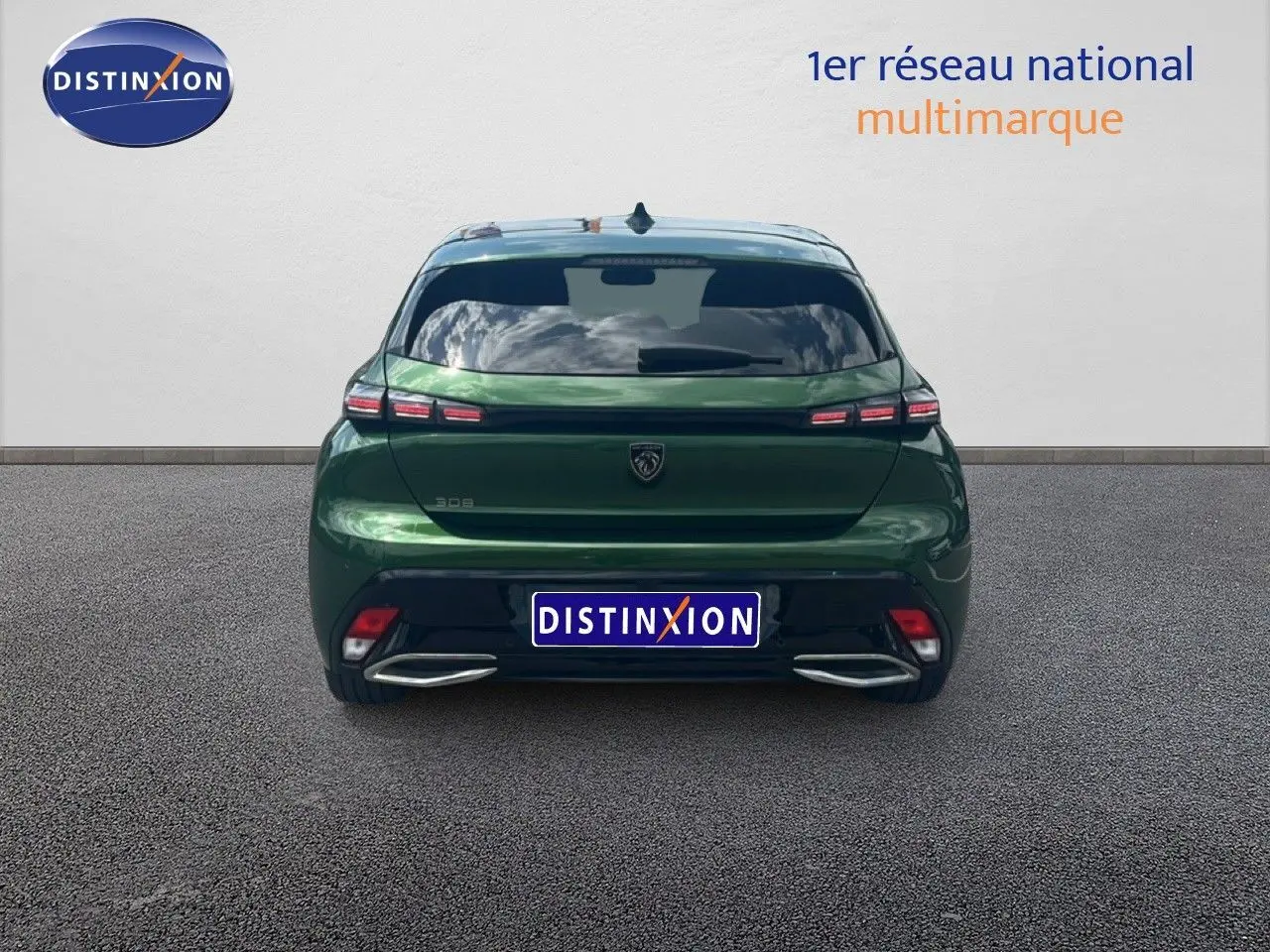 Vue arrière d'une Peugeot 308 2024 vert olivine métallisé avec feux LED et double sortie d'échappement chromée.