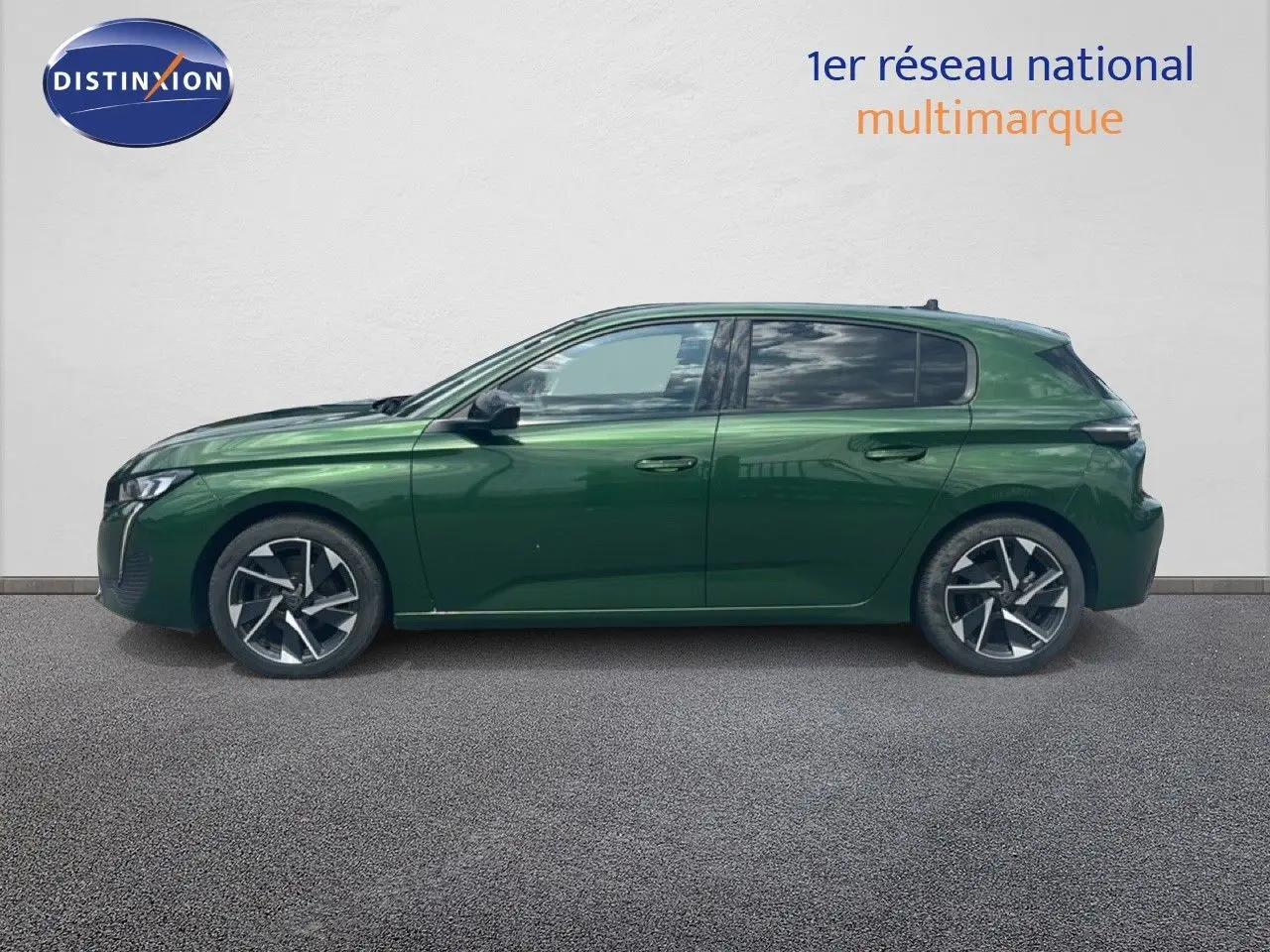 Peugeot 308 2024 vert olivine métal vue de profil côté gauche, avec jantes alliage bi-ton et vitres teintées.