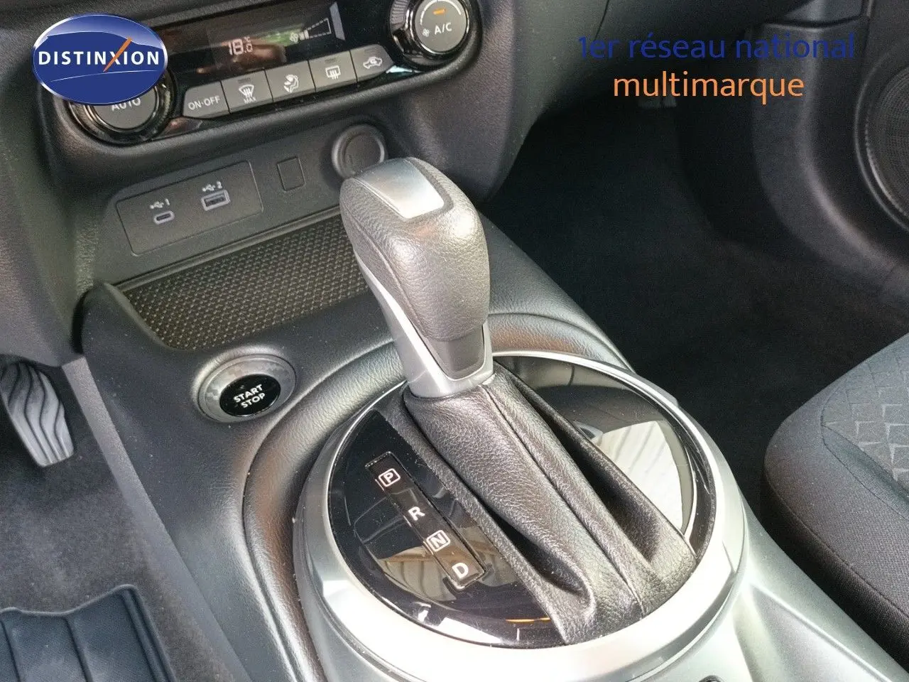 Le levier de vitesse automatique du Nissan Juke Hybrid 2025 en gros plan avec console noire et bouton start/stop.