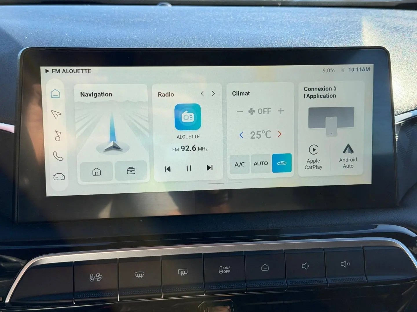 Écran tactile central affichant navigation, radio et climatisation dans l’habitacle du MG3 1.5 Hybrid+ 2024.