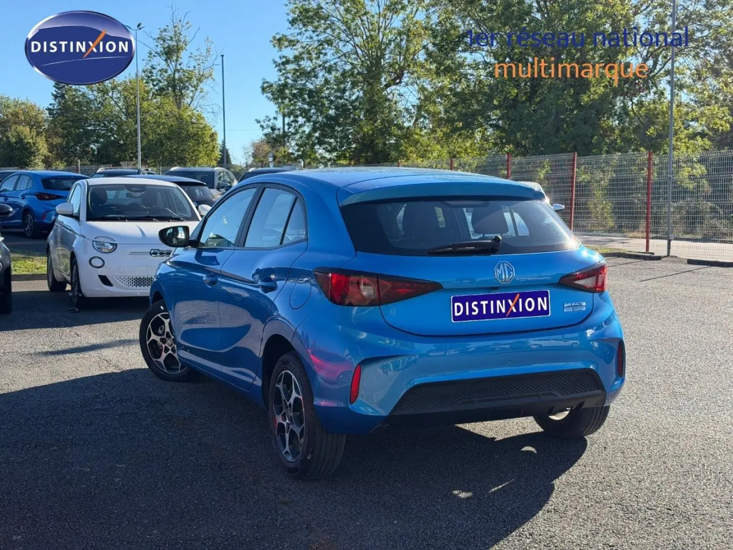 Vue 3/4 arrière droite d'une MG3 1.5 Hybrid+ 195ch Comfort en Como Blue métallisé sur parking extérieur.