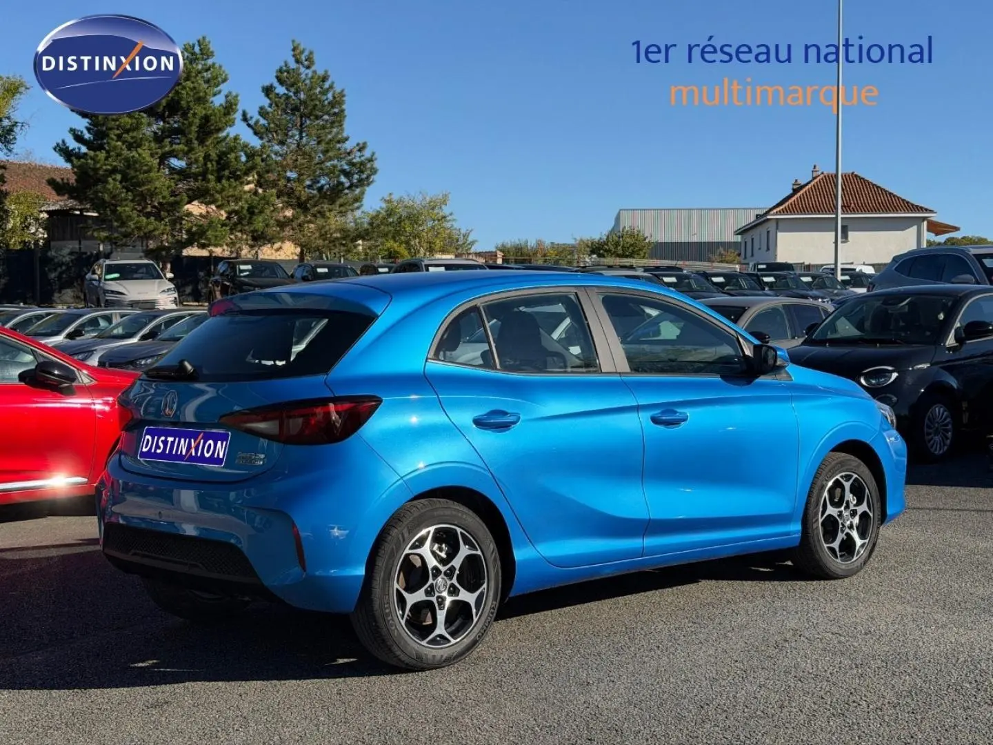 Vue 3/4 arrière droite d'une MG3 1.5 Hybrid+ 195ch Comfort en Como Blue métallisé sur parking extérieur.
