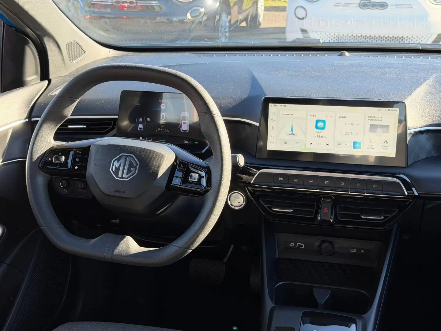 Vue intérieure frontale du tableau de bord du MG3 1.5 Hybrid+ 2024 avec écran tactile large et volant multifonction noir.