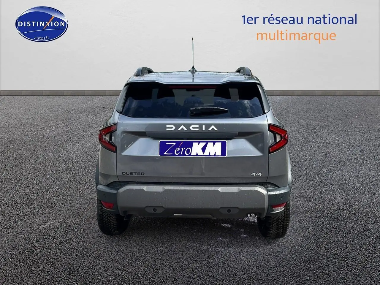 Vue arrière du Dacia Duster gris schiste 2025 avec logo et plaques visibles sur fond neutre.