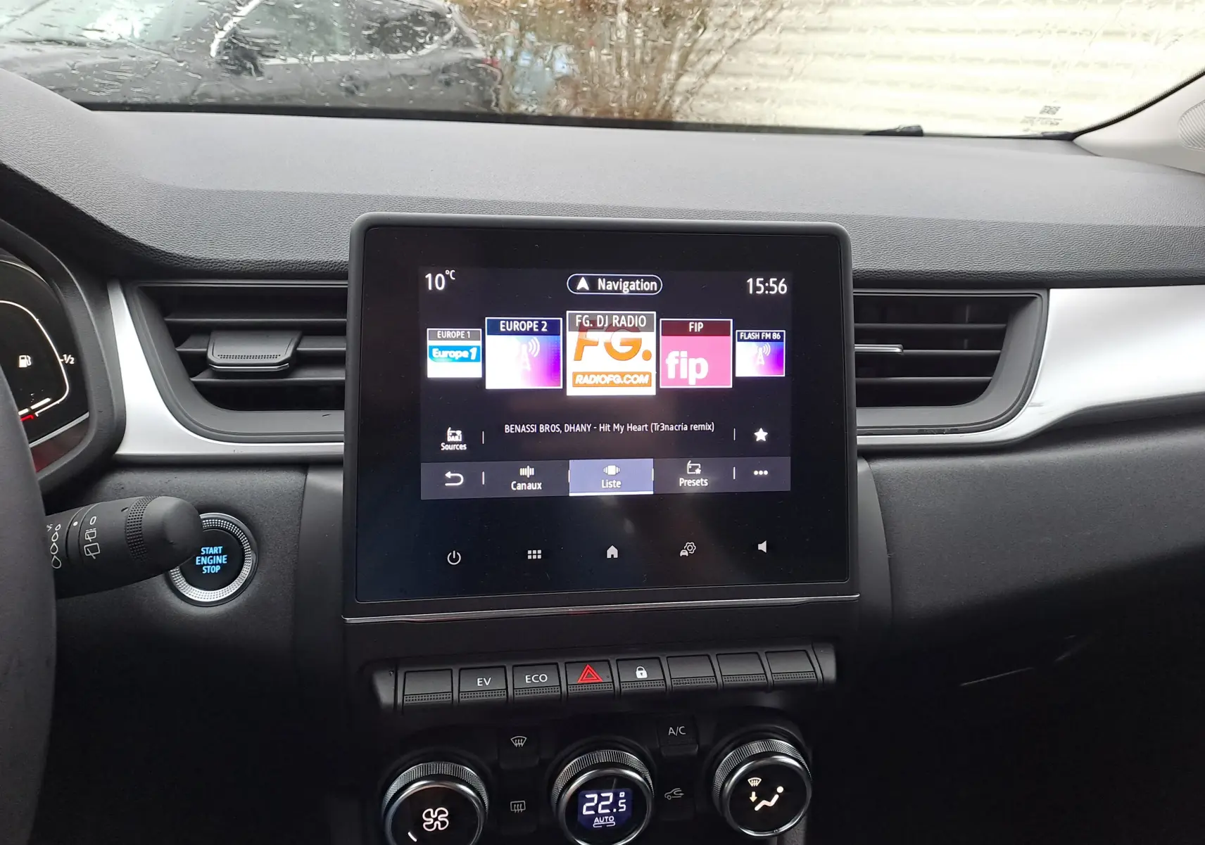 Vue rapprochée du tableau de bord noir du Renault Captur 1.6 E-Tech Hybrid, avec écran tactile central allumé.