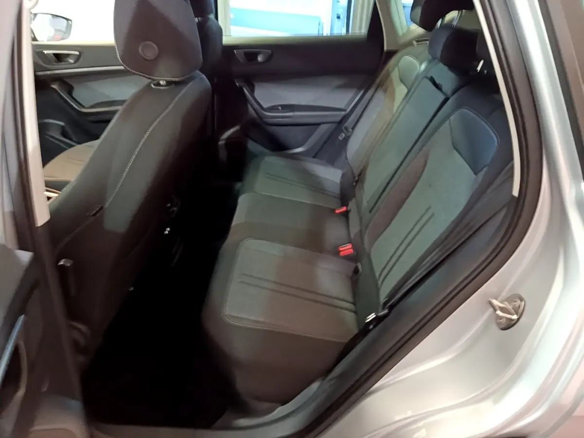 Vue intérieure côté droit sur la banquette arrière grise du SEAT Ateca 2022 avec portières ouvertes.
