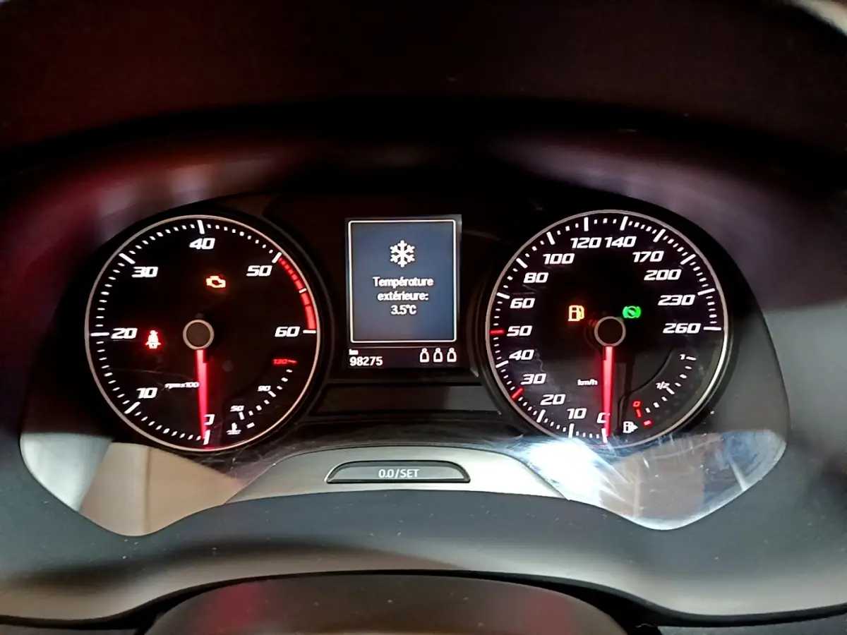 Tableau de bord du SEAT Ateca gris clair 2022, affichage digital central indiquant 3,5°C et compteurs analogiques.