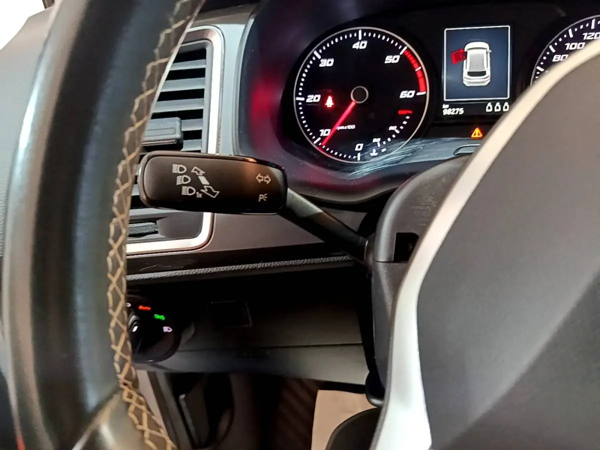 Vue rapprochée du tableau de bord et du volant en cuir du SEAT Ateca 2022, avec affichage digital et commandes au volant visibles.