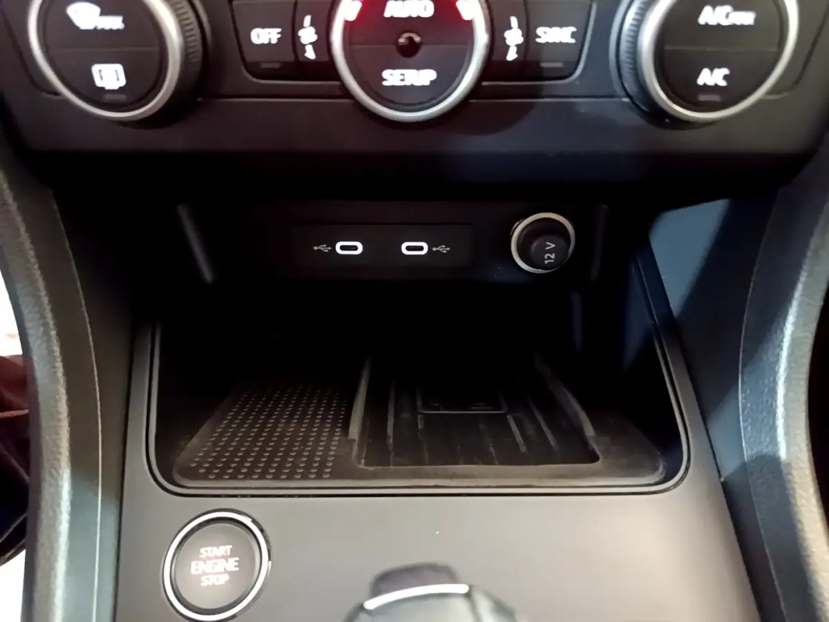 Gros plan sur la console centrale du SEAT Ateca gris clair, montrant ports USB, prise 12V et bouton démarrage.