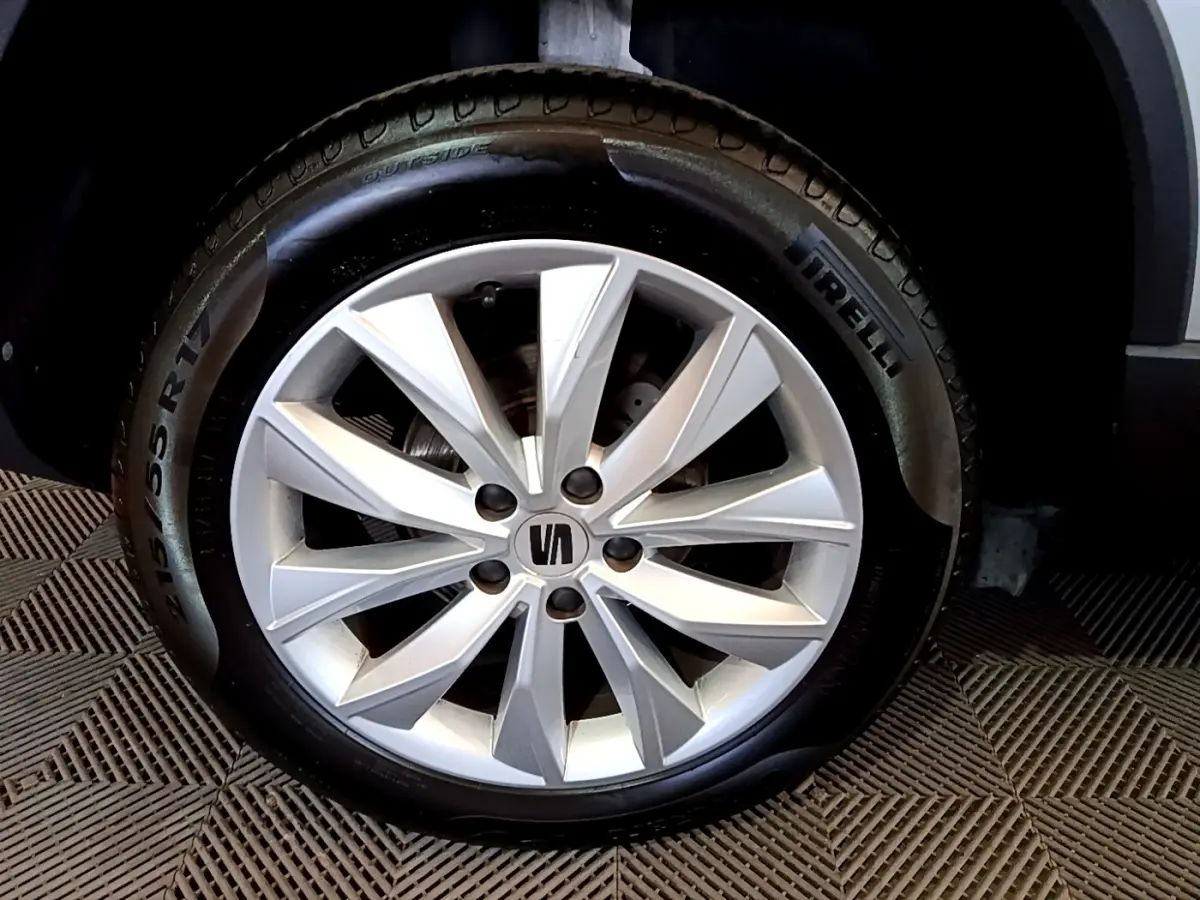 Gros plan sur la roue avant droite du SEAT Ateca gris clair, mettant en valeur la jante alliage et le pneu Pirelli.