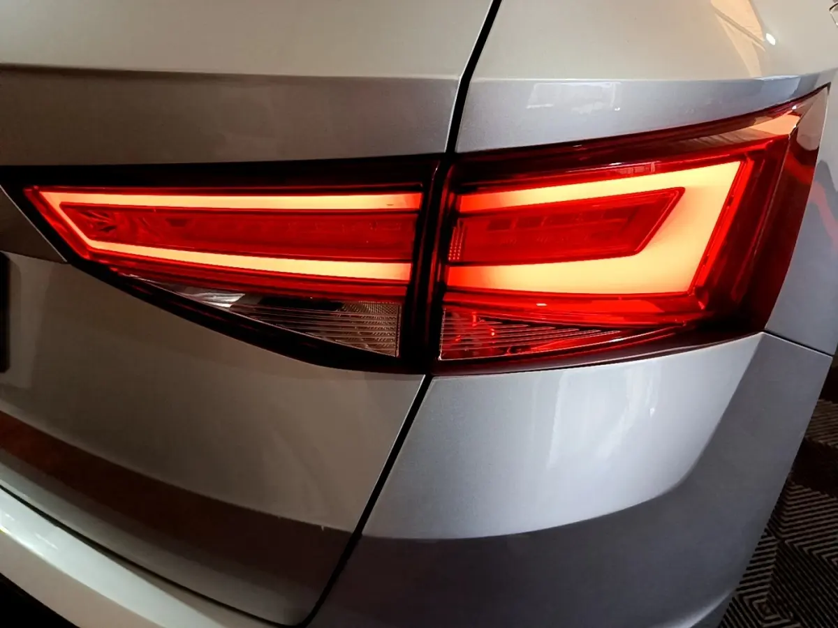 Gros plan sur le feu arrière droit rouge allumé d’un SEAT Ateca gris clair, version 2022.