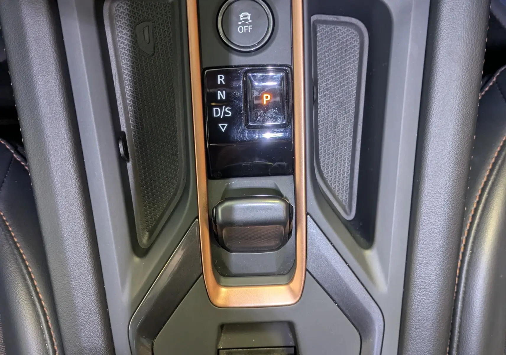 Vue rapprochée de la console centrale noire du CUPRA Leon 2025, avec levier de vitesses DSG et boutons lumineux.