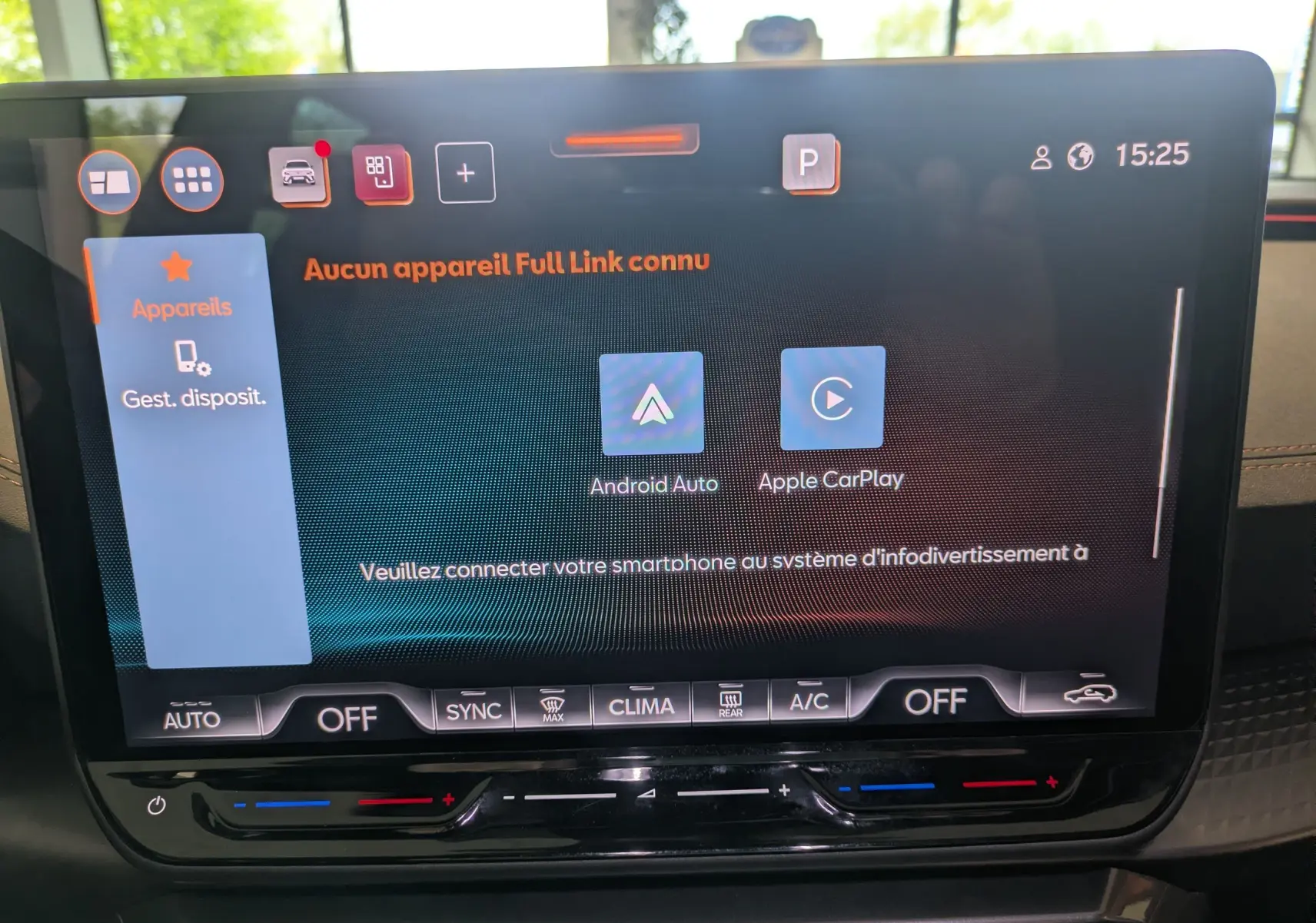 Écran tactile central de la CUPRA Leon 2025 affichant les options Android Auto et Apple CarPlay en intérieur noir.