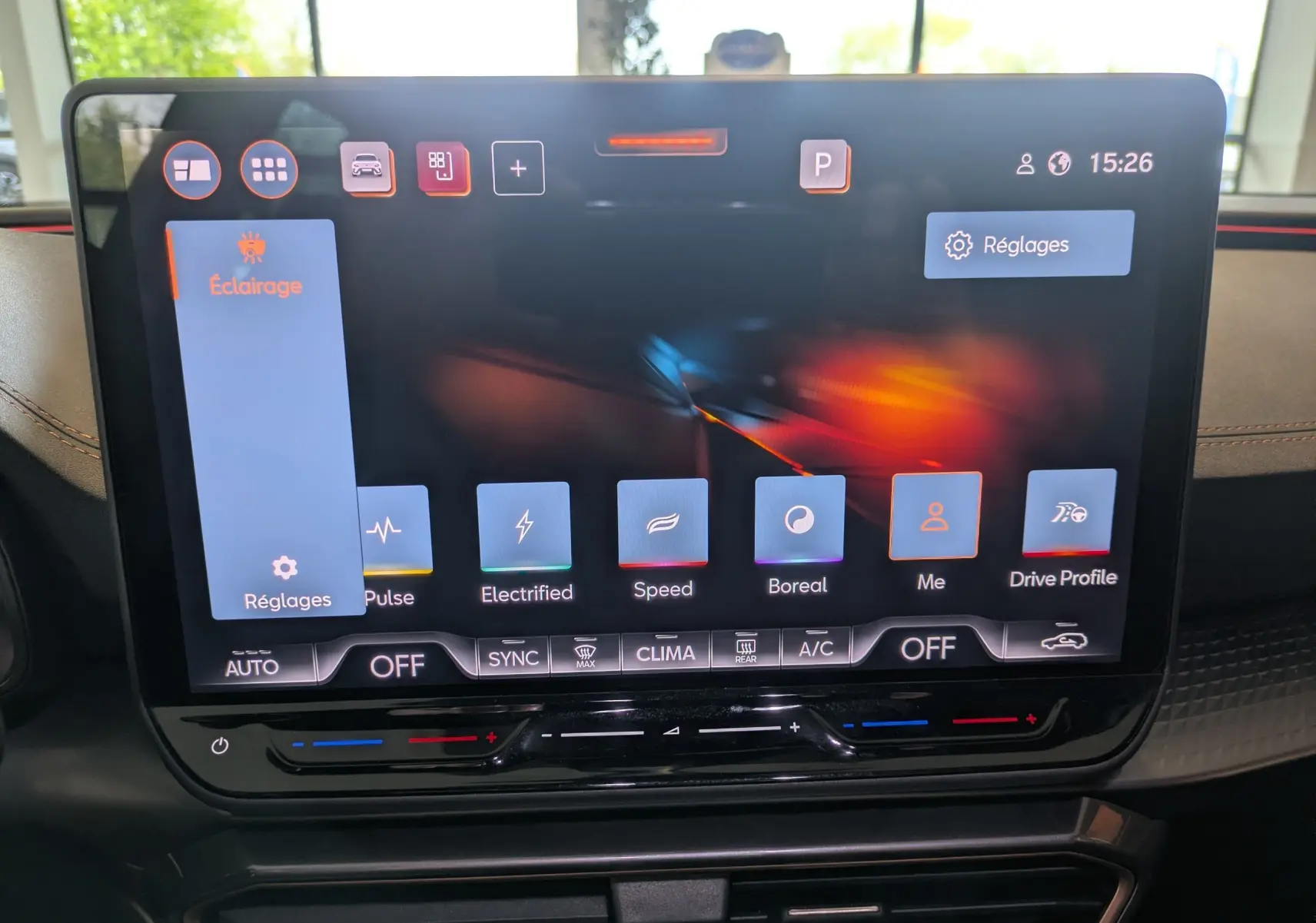 Écran tactile central 12,9'' du CUPRA Leon 2025 affichant les réglages de conduite et climatisation, intérieur noir.