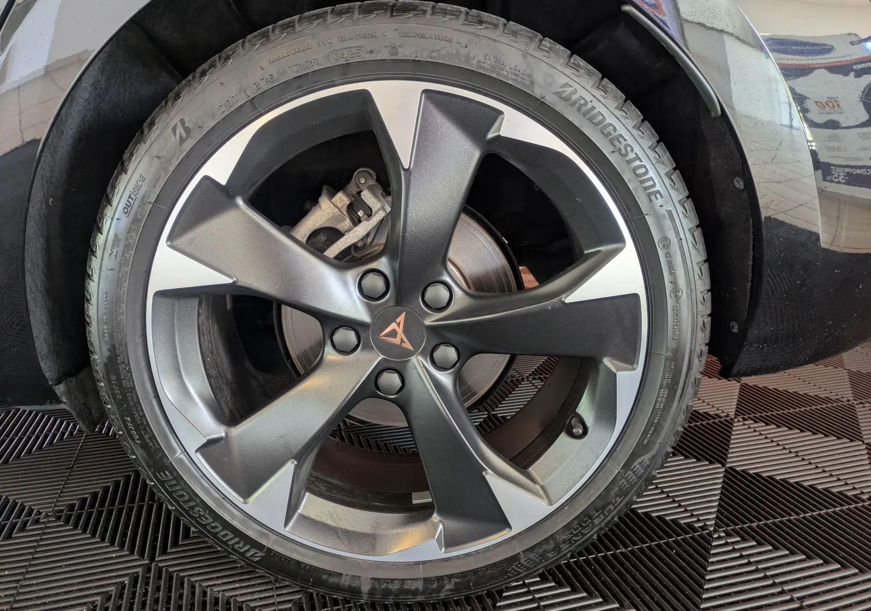 Gros plan sur la jante alliage 18 pouces bicolore noire et argentée de la CUPRA Leon noire 2025.