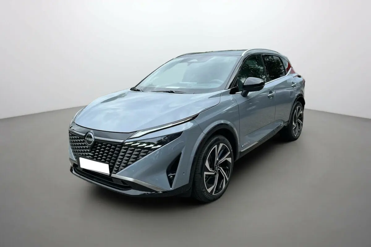 Nissan Qashqai E-POWER 205 Tekna Plus gris argile avec toit noir, vue 3/4 avant mettant en valeur la calandre distinctive.