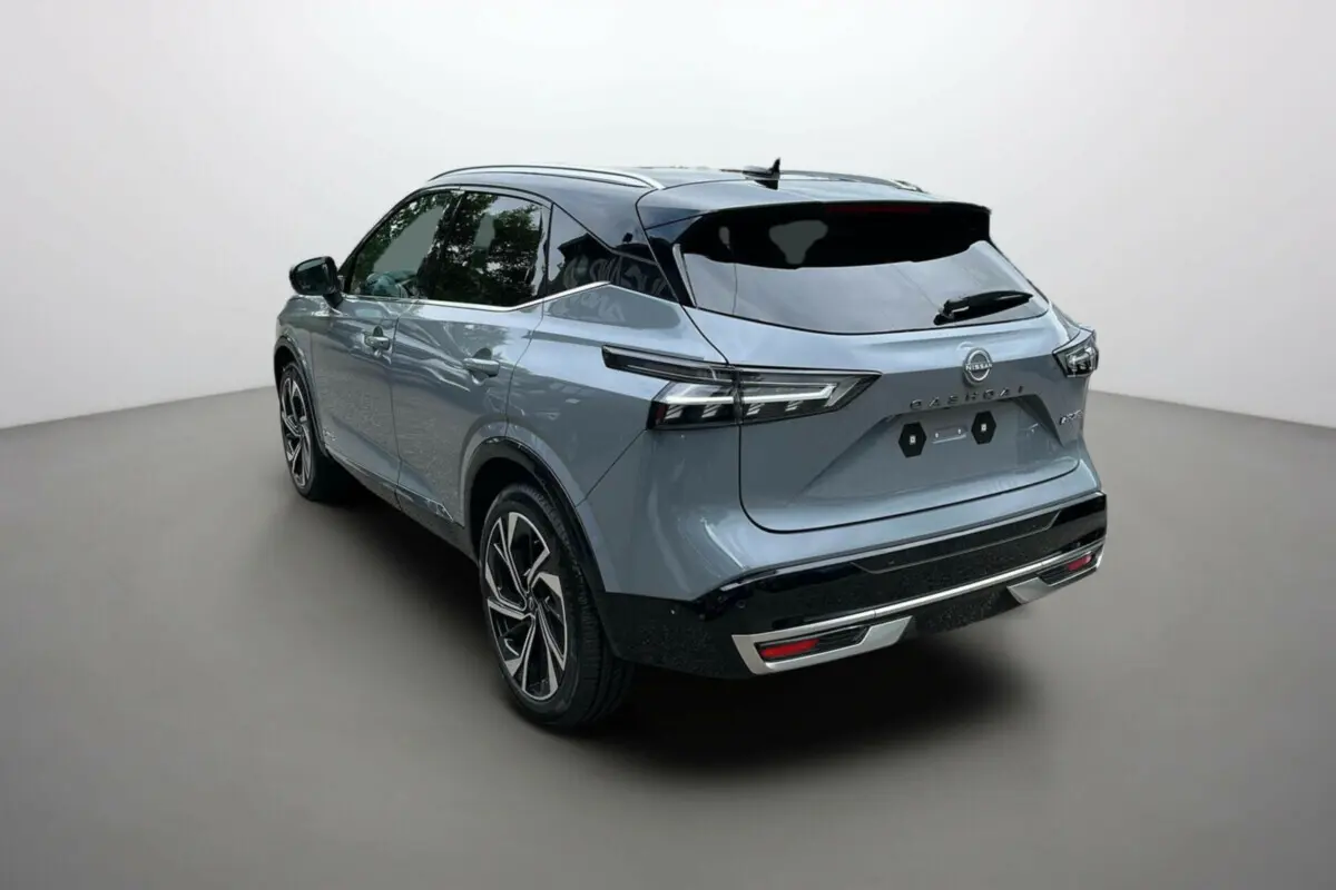 Vue 3/4 arrière droite du Nissan Qashqai E-POWER 205 Tekna Plus gris argile avec toit noir et jantes alu 20 pouces.