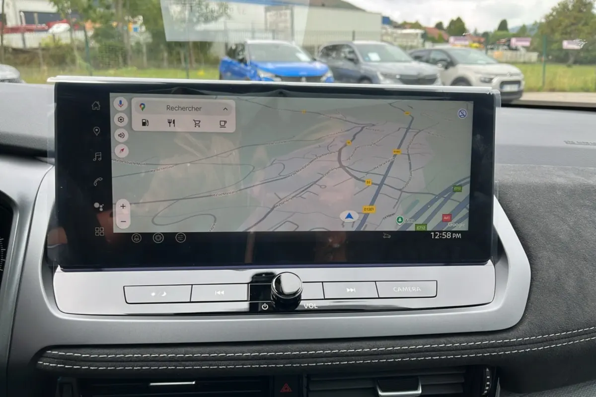 Écran tactile central avec navigation GPS affichée dans l'habitacle du Nissan Qashqai E-POWER 205 Tekna Plus.