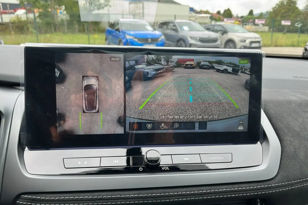 Écran central du Nissan Qashqai E-POWER 205 Tekna Plus montrant la caméra 360° et la vue arrière en stationnement.