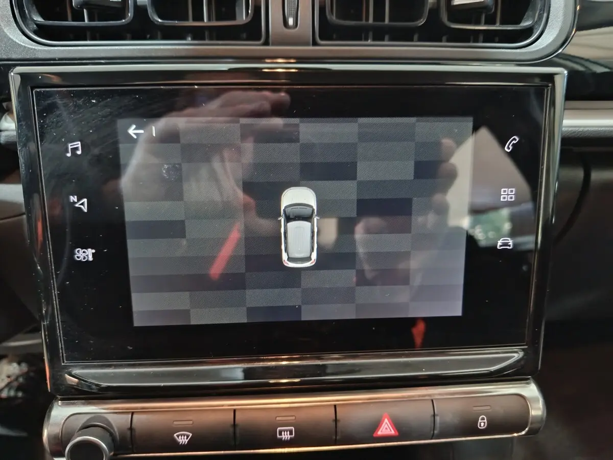 Écran tactile central affichant la vue 360° de la Citroën C3 gris foncé, intérieur tableau de bord noir.
