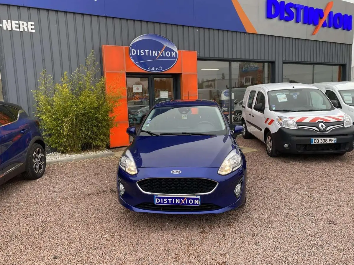 Vue avant d'une Ford Fiesta 2017 bleu foncé garée devant un concessionnaire Distinxion.