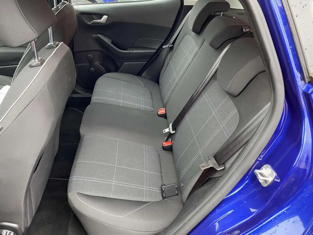 Vue intérieure côté droit sur la banquette arrière grise à motifs de la Ford Fiesta bleu foncé 2017.