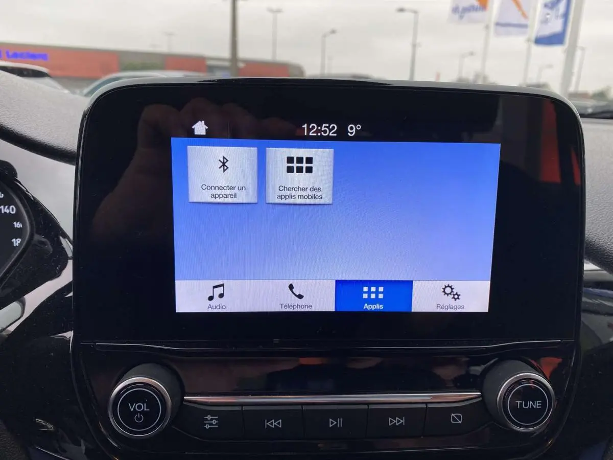 Écran tactile central de la Ford Fiesta 2017, vue rapprochée du tableau de bord avec interface connectivité Bluetooth.