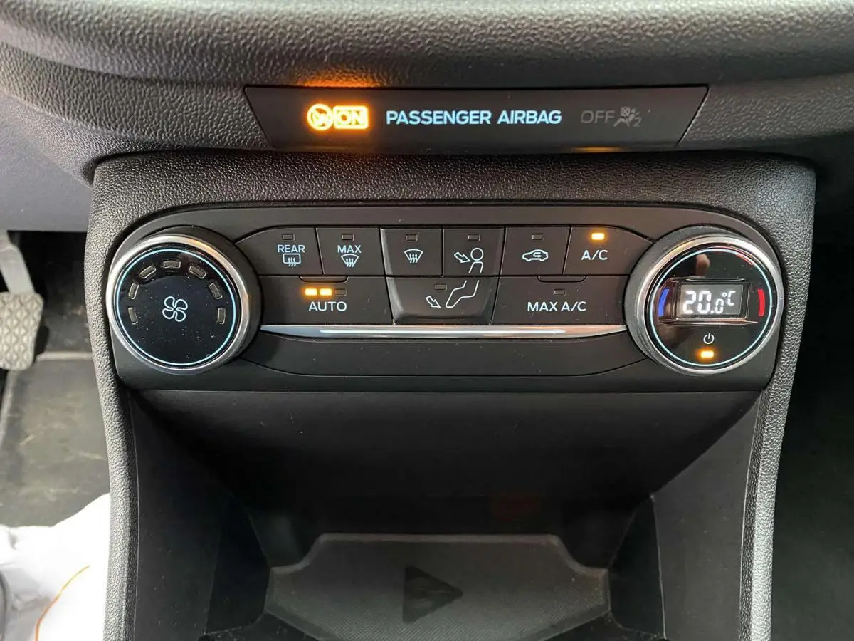 Panneau de commande de climatisation automatique avec affichage digital à 20°C dans une Ford Fiesta 2017.