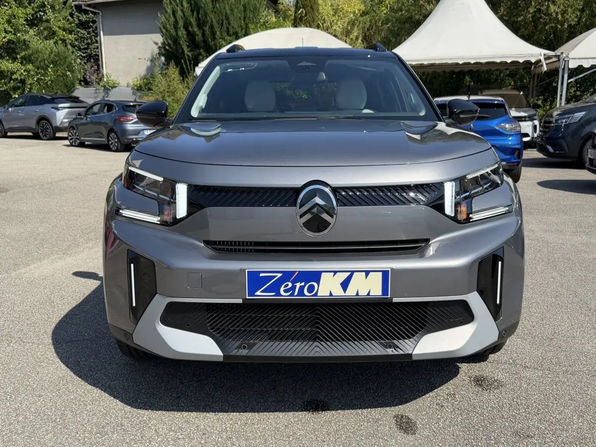 Vue frontale d'un Citroën C3 Aircross gris clair 2026 avec feux LED verticaux et calandre noire distinctive.