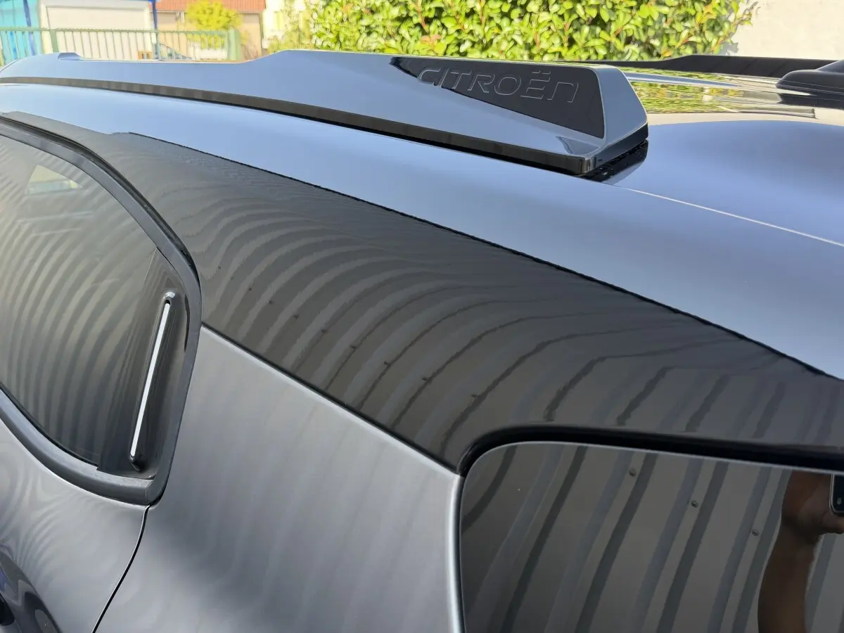 Détail du toit gris clair et de la lunette arrière du Citroën C3 Aircross hybride 2026 vu de côté droit, avec logo Citroën sur l'antenne.