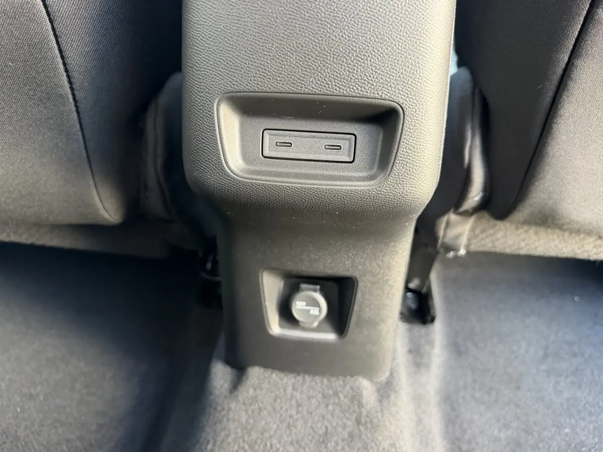 Prise USB double et prise 12V au dos de la console centrale, intérieur noir du Citroën C3 Aircross hybride 2026.