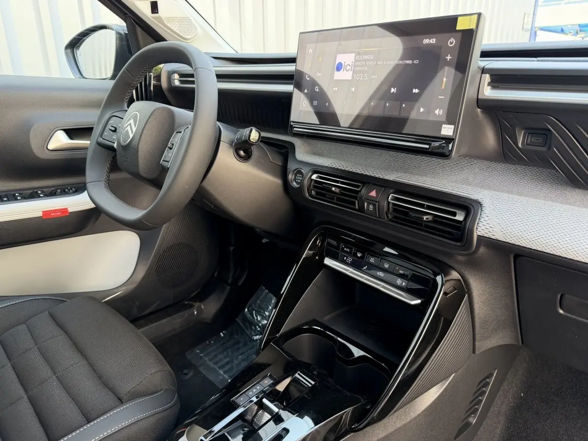 Intérieur de la Citroën C3 Aircross Hybride 145, vue côté conducteur sur tableau de bord et écran tactile central.