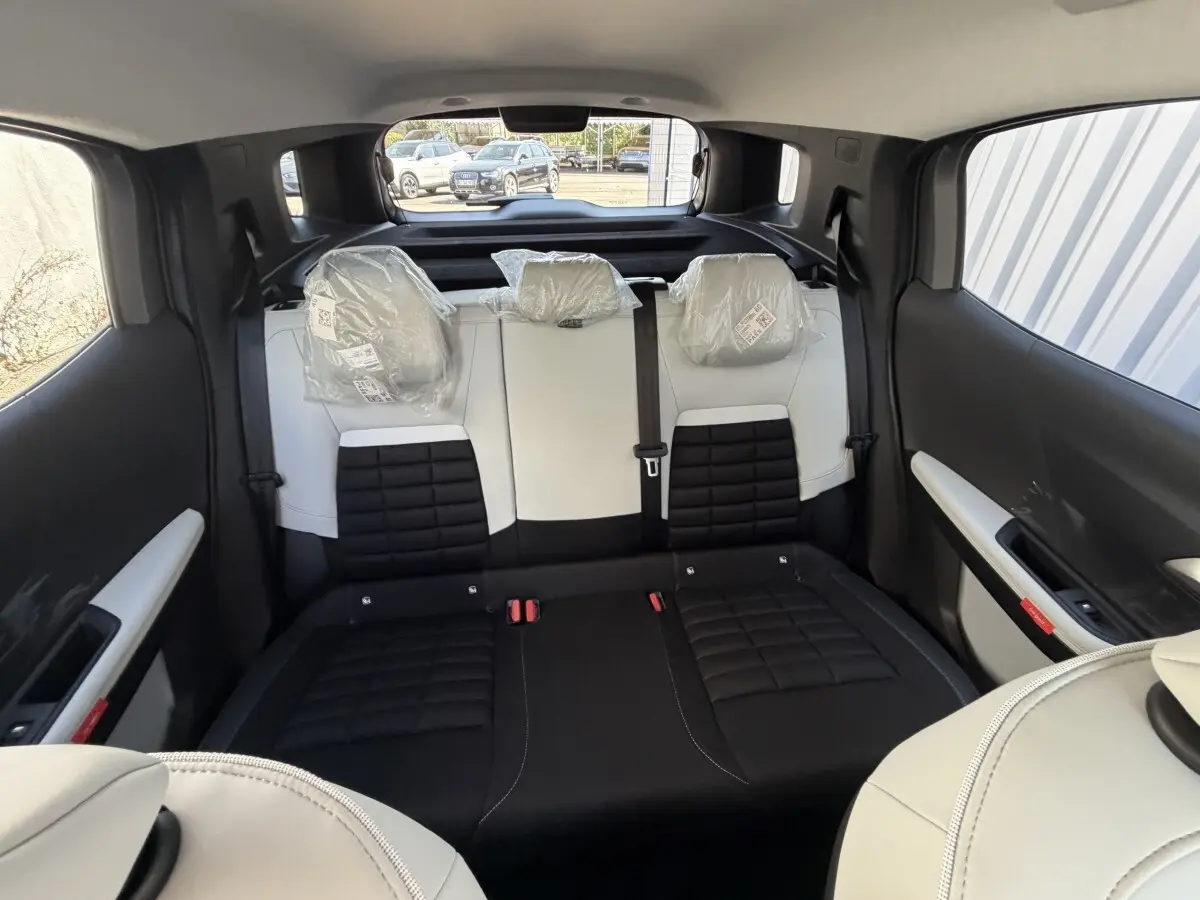Vue intérieure arrière de la banquette bicolore noire et blanche du Citroën C3 Aircross 2026 avec appuis-tête protégés.
