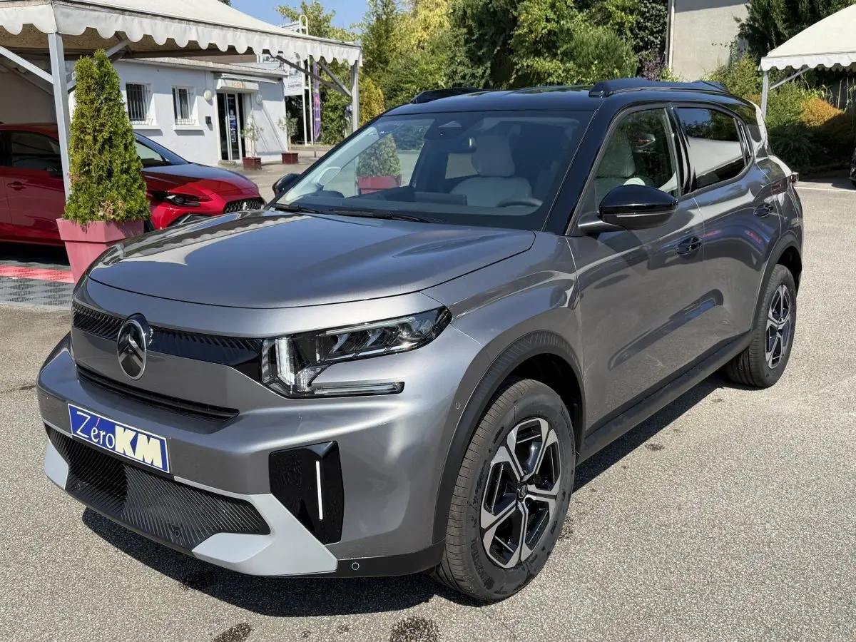 Citroën C3 Aircross gris clair vue 3/4 avant droit, avec jantes noires et toit noir contrasté.