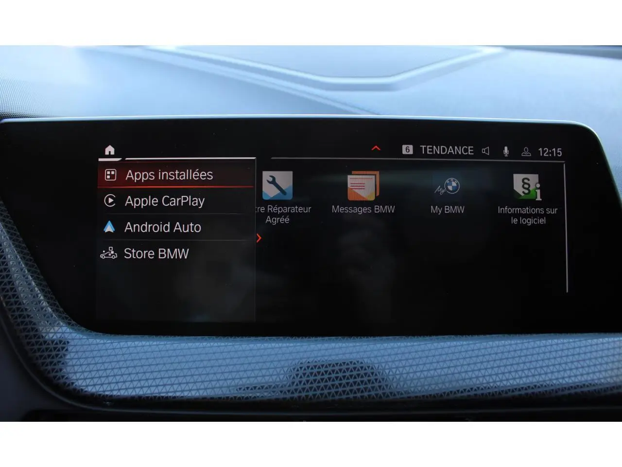 Écran tactile central de la BMW Série 1 118d 2022 affichant les applications Apple CarPlay et Android Auto.