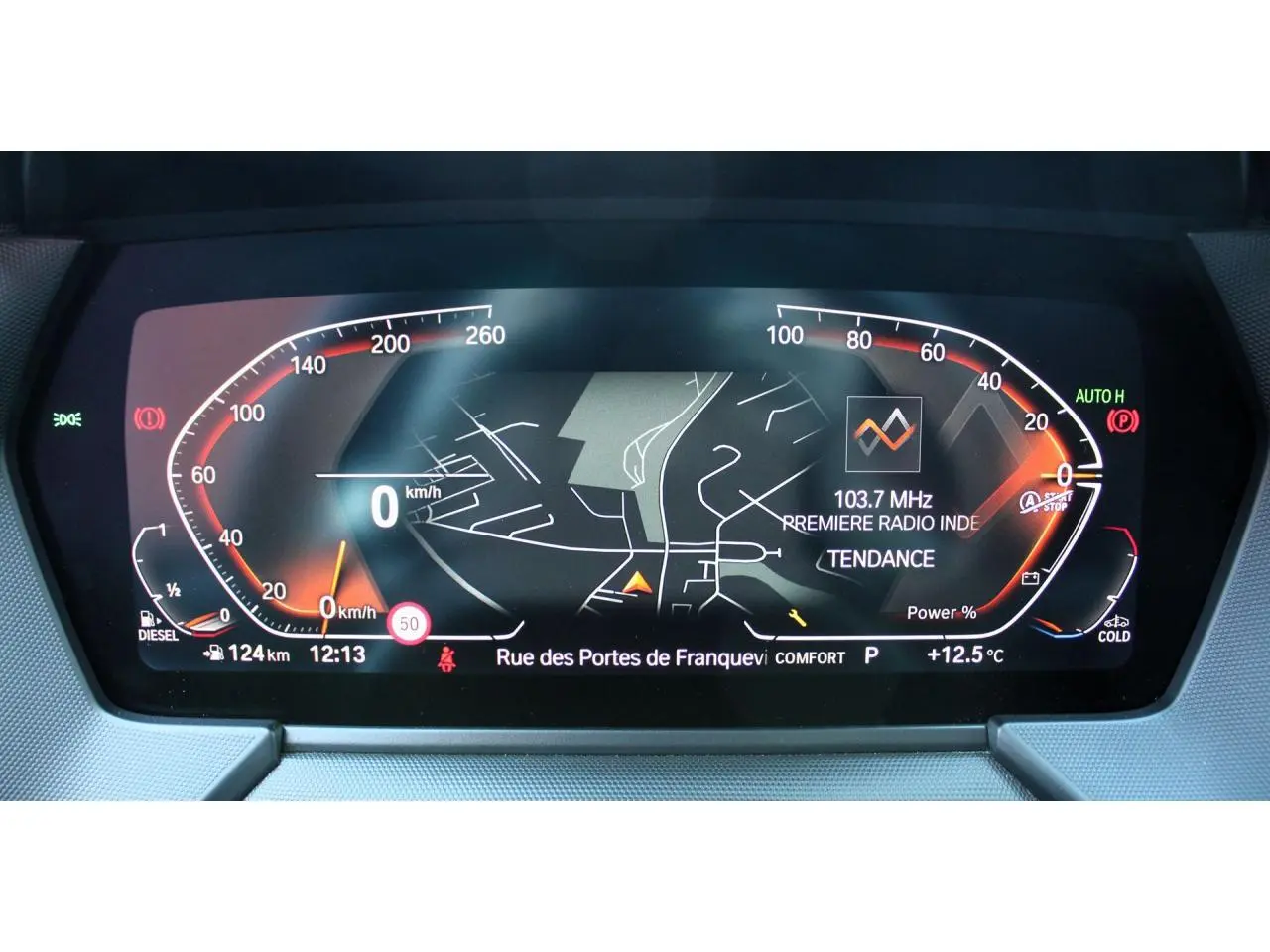 Combiné d'instrumentation numérique de la BMW Série 1 118d 2022 affichant la navigation et la vitesse à 0 km/h.