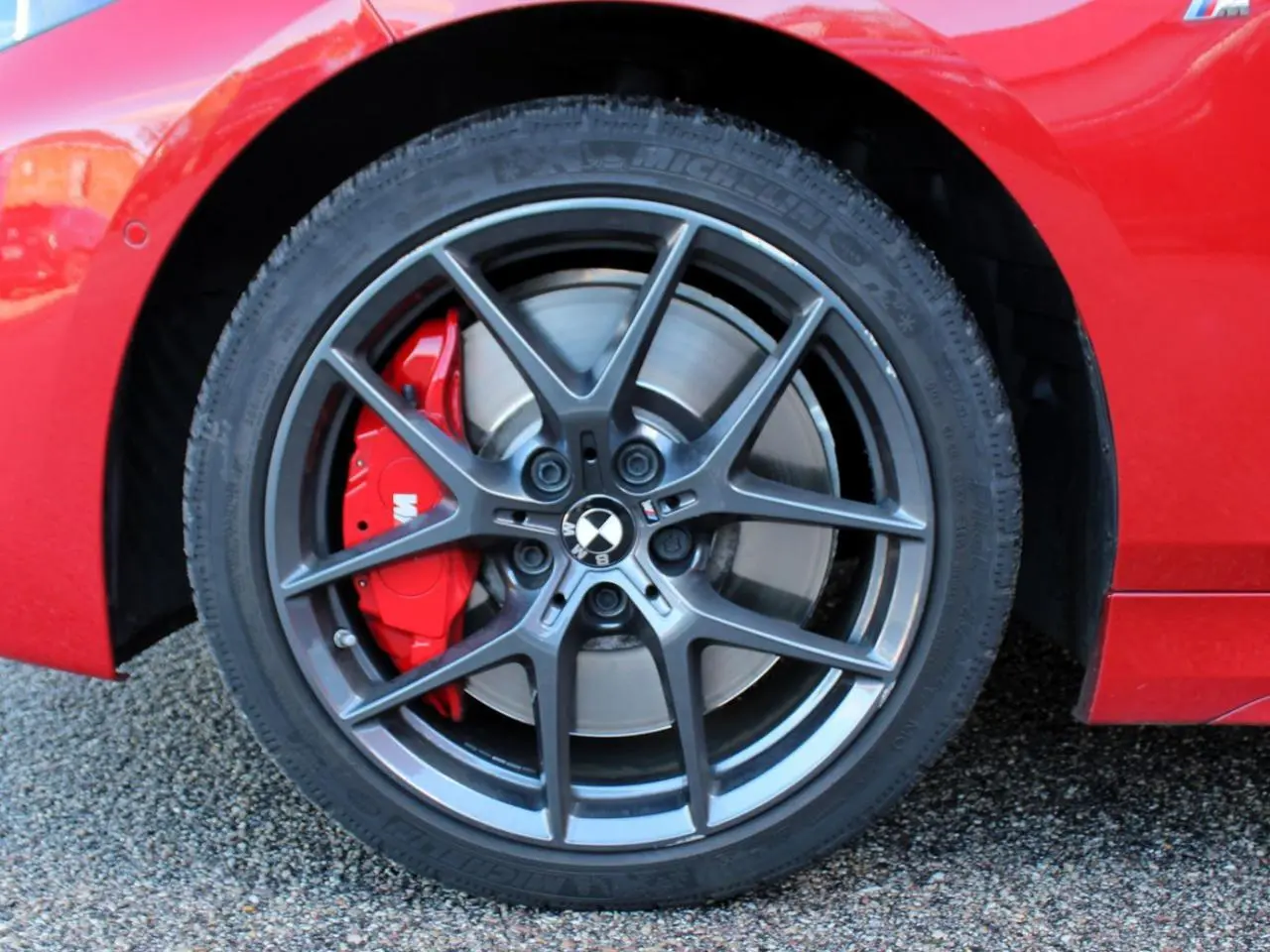 Gros plan sur la jante alliage 18 pouces Ferric Grey et le frein M Sport rouge de la BMW Série 1 Melbourne Rot.