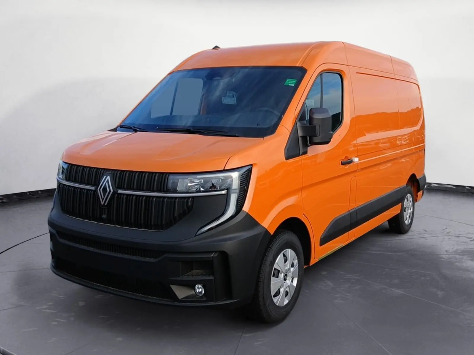 Vue 3/4 avant droit d’un Renault Master L2H2 orange avec calandre noire et pare-chocs avant noir mat.