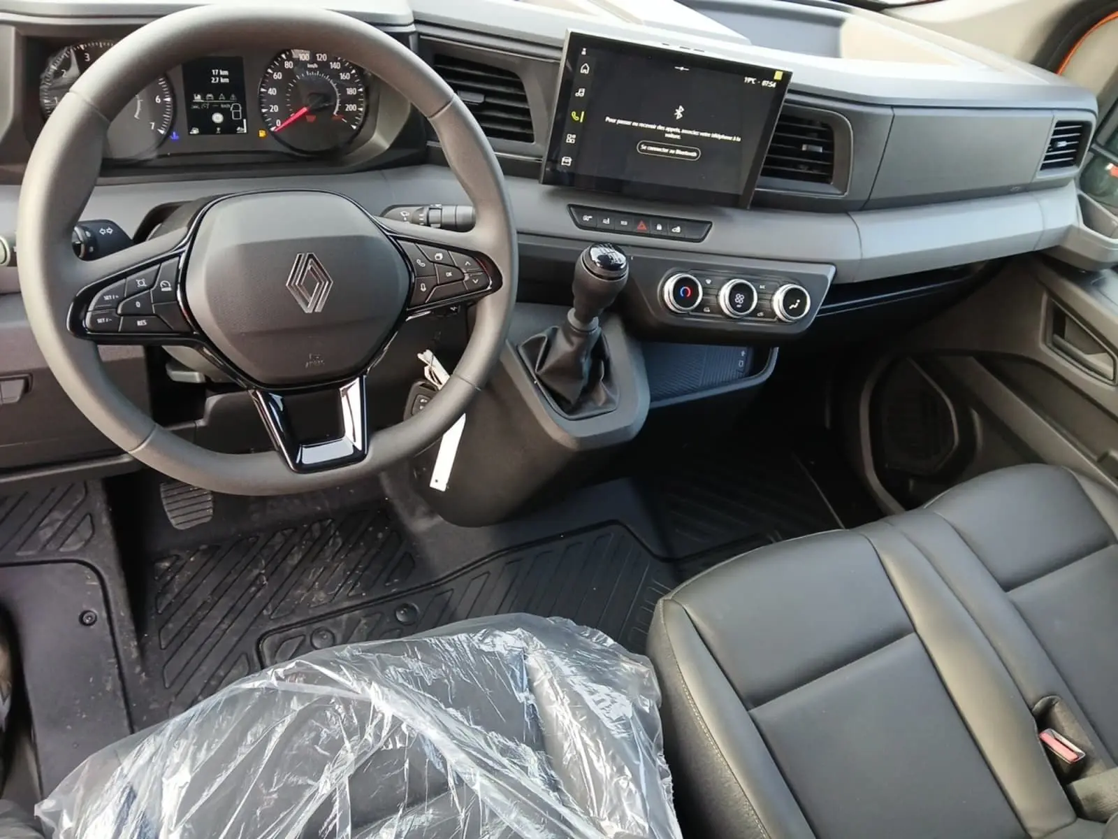 Vue intérieure du poste de conduite du Renault Master 2026, avec volant multifonction, boîte manuelle et écran tactile central.